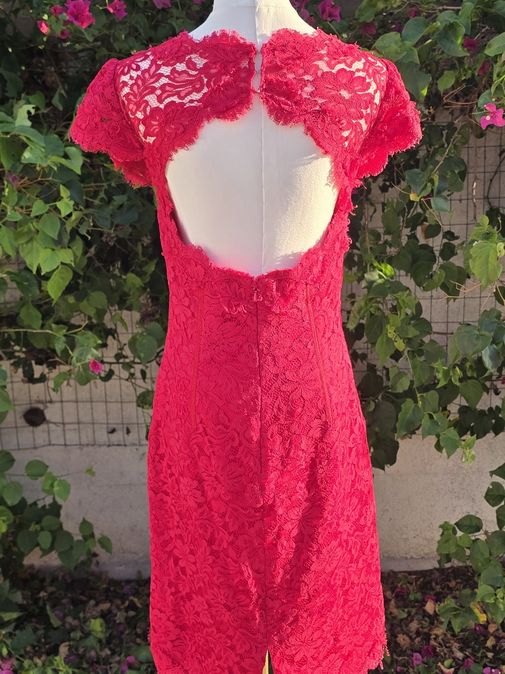 Monique Lhuillier Lace Open-Back Sheath Dress in Fuchsia